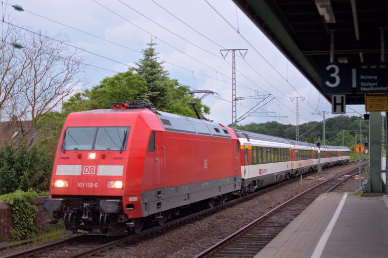 101 119 mit IC 180 bei km 16,8 (Juni 2016)