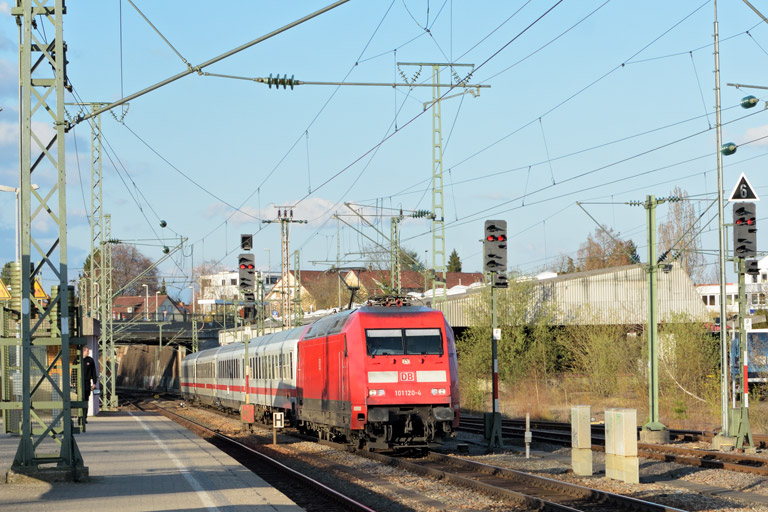 101 120 mit IC 833 bei km 15,4 (April 2016)