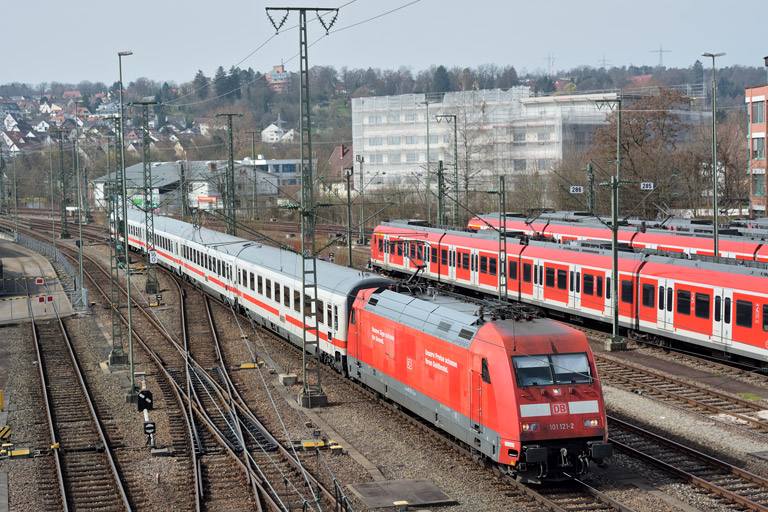 101 121 mit IC 836 bei km 16,0 (April 2016)