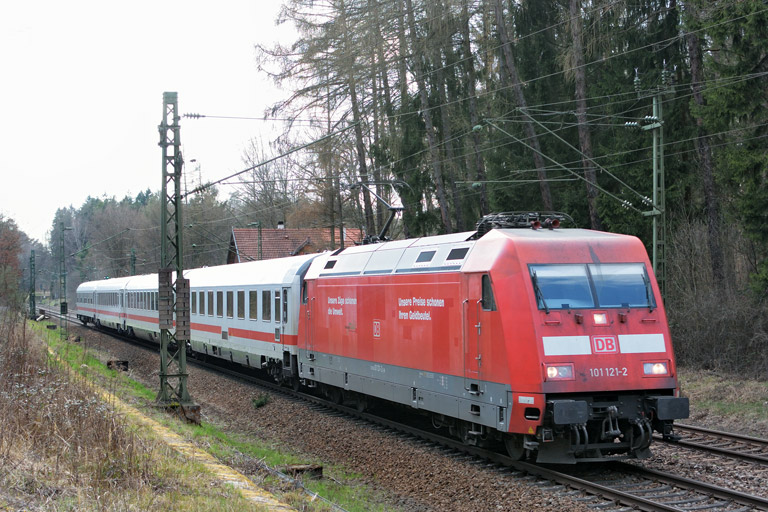 101 121 mit IC 934 bei km 18,2 (April 2016)