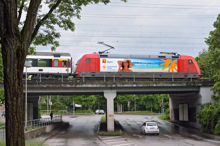 101 122 mit IC 184 bei km 16,4 (Juni 2016)
