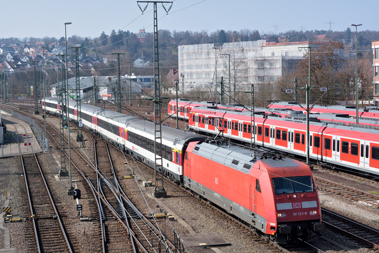 101 123 mit IC 282 bei km 16,0 (M&auml;rz 2016)