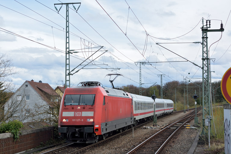 101 127 mit IC 934 bei km 16,8 (April 2016)