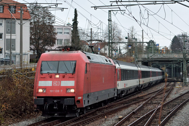 101 128 mit IC 185 bei km 15,4 (November 2016)