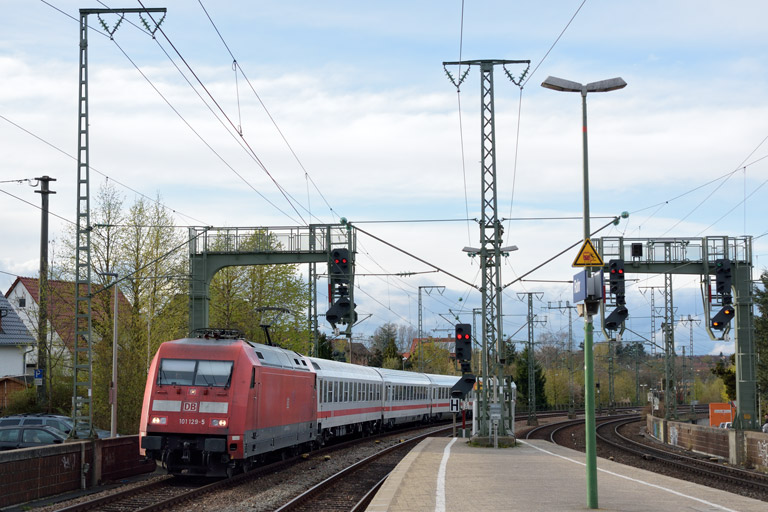 101 129 mit IC 833 bei km 16,6 (April 2016)