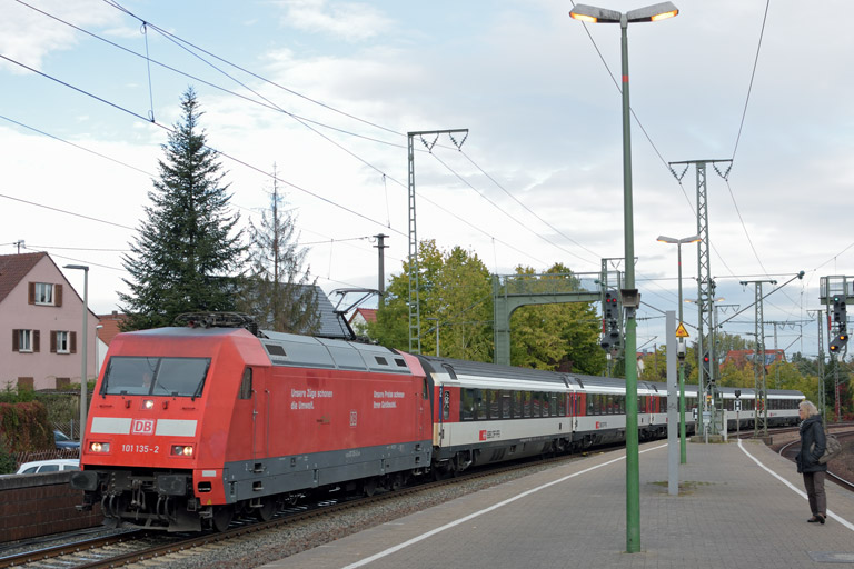101 135 mit IC 183 bei km 16,8 (Oktober 2016)