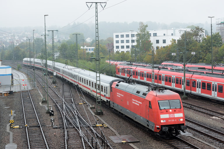 101 135 mit IC 2552 bei km 16,0 (September 2016)
