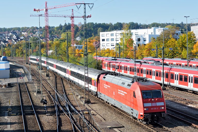 101 135 mit IC 282 bei km 16,0 (Oktober 2016)