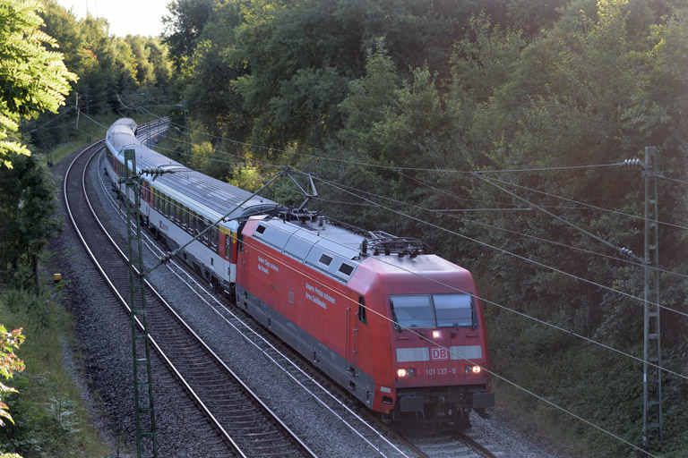 101 137 mit IC 182 bei km 19,2 (August 2016)