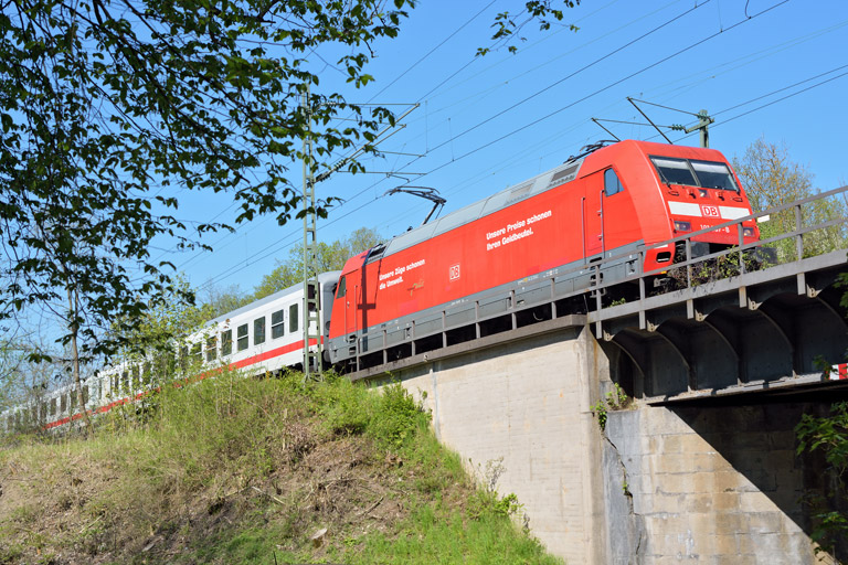 101 137 mit IC 836 bei km 23,2 (Mai 2016)