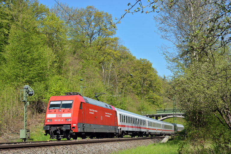 101 137 mit IC 933 bei km 11,8 (Mai 2016)