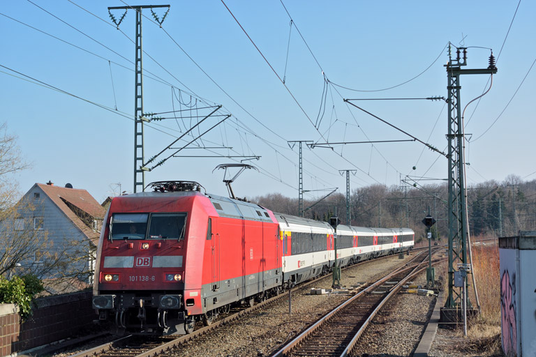 101 138 mit IC 186 bei km 16,8 (M&auml;rz 2016)