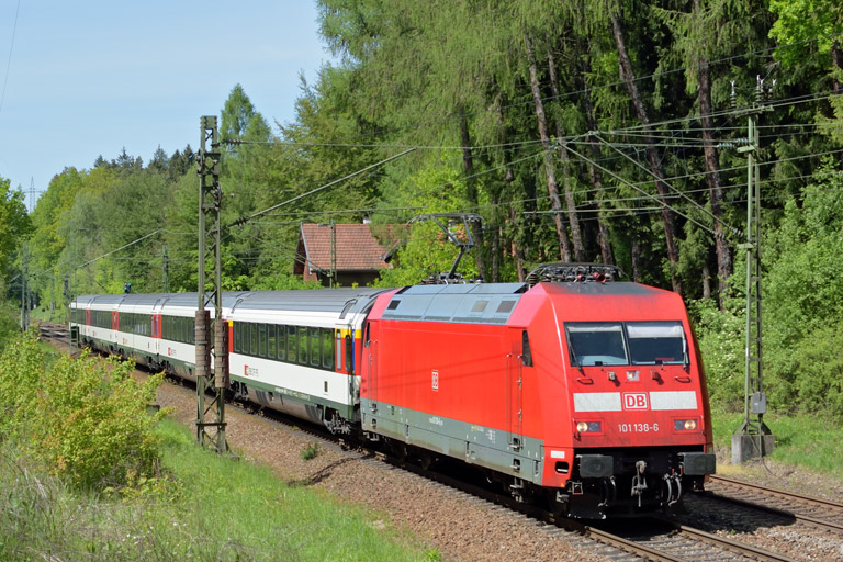 101 138 mit IC 282 bei km 18,2 (Mai 2016)