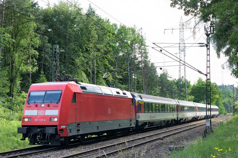 101 139 mit IC 184 bei km 18,2 (Juni 2016)