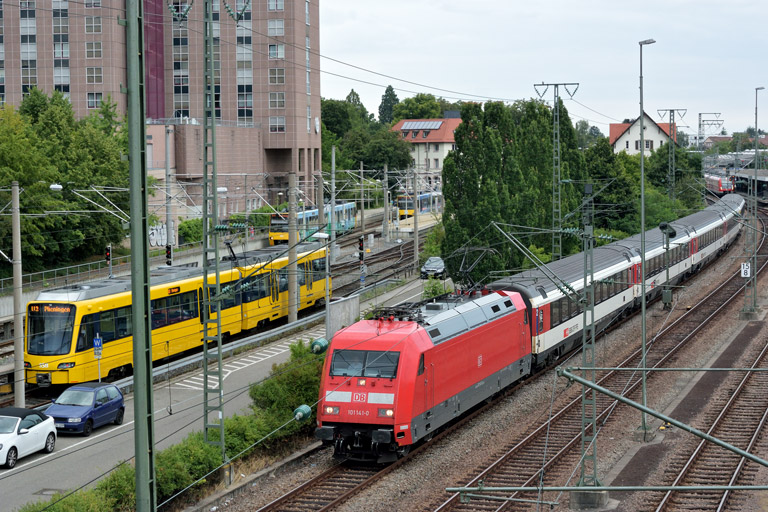 101 141 mit IC 283 bei km 15,8 (August 2016)