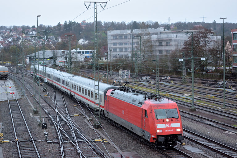 101 141 mit IC 932 bei km 16,0 (April 2016)