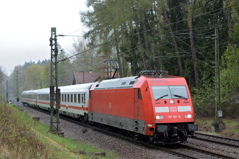 101 141 mit IC 934 bei km 18,2 (April 2016)