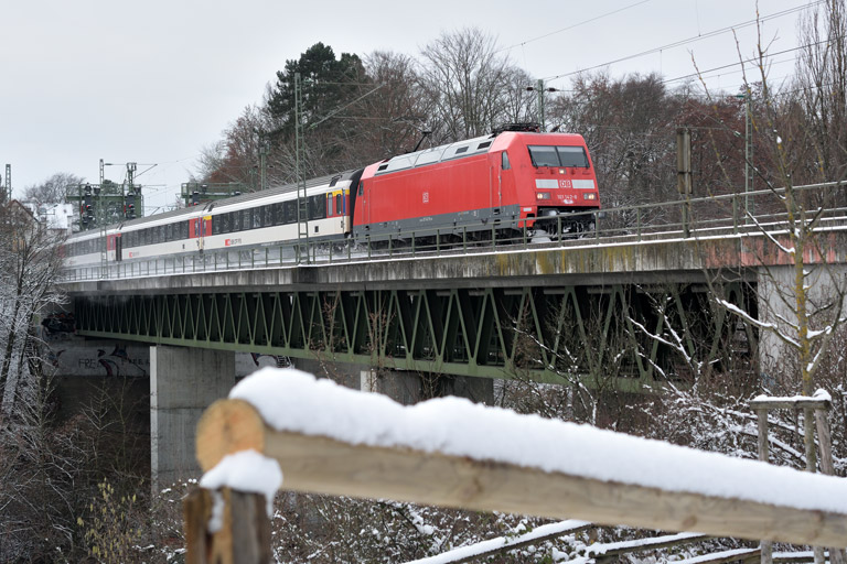 101 142 mit IC 282 bei km 14,6 (Januar 2016)