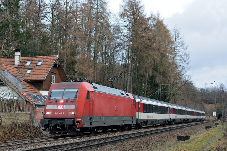 101 143 mit IC 187 bei km 18,2 (Januar 2016)