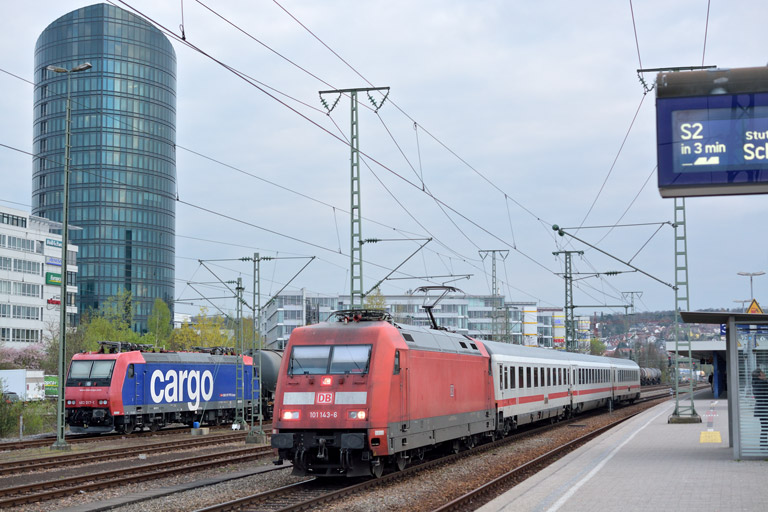 101 143 mit IC 932 und 482 017 bei km 15,6 (April 2016)