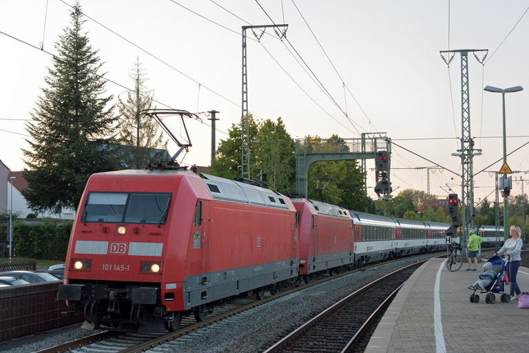 101 145 und 101 045 mit IC 283 bei km 16,6 (September 2016)