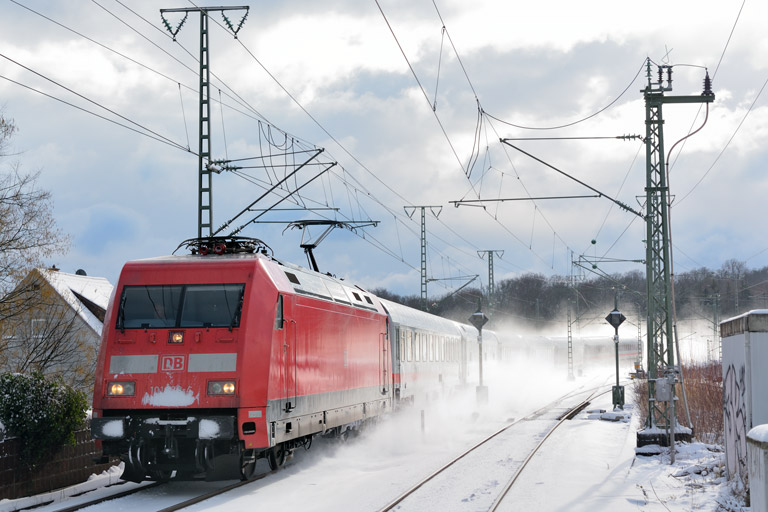 101 139 mit IC 2004 bei km 16,8 (Januar 2016)