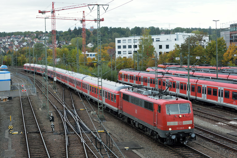 111 019 mit RE 19032 bei km 16,0 (Oktober 2016)