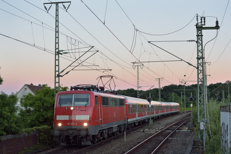 111 021 mit RE 19076 bei km 16,8 (Juni 2016)
