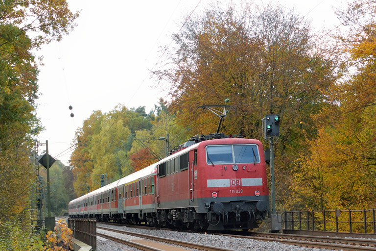 111 029 mit RE 19039 bei km 18,4 (Oktober 2016)
