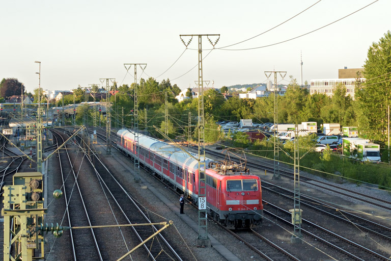 111 046 mit RE 19003 bei km 15,8 (Juni 2016)