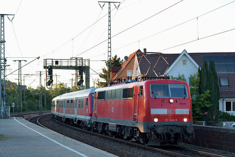 111 046 mit RE 19003 bei km 16,8 (Juni 2016)