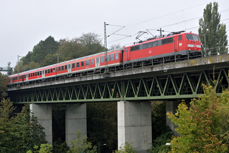 111 047 mit RE 19032 bei km 14,6 (Oktober 2016)