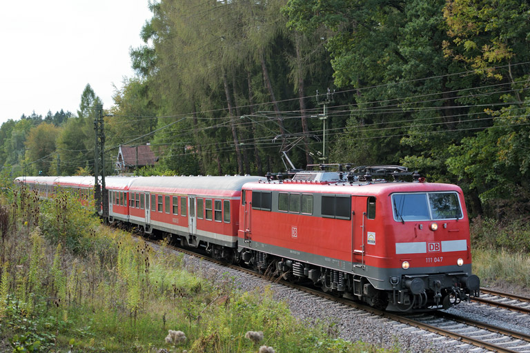 111 047 mit RE 19038 bei km 18,2 (Oktober 2016)