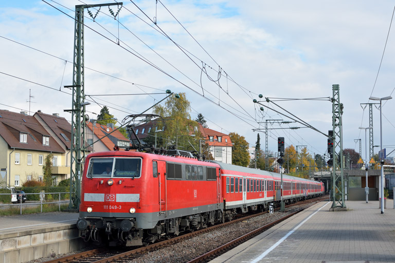 111 049 mit RE 19035 bei km 15,6 (Oktober 2016)