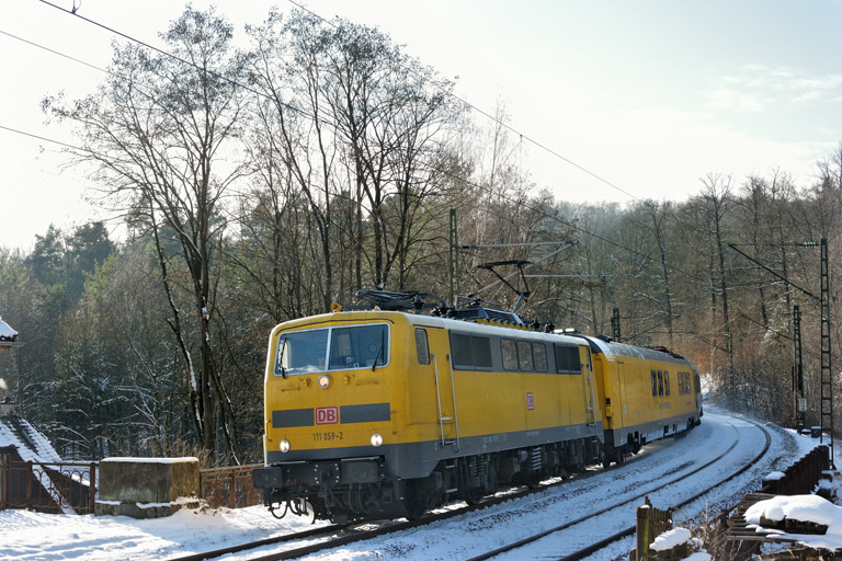 111 059 mit NbZ 94330 bei km 11,0 (Januar 2016)