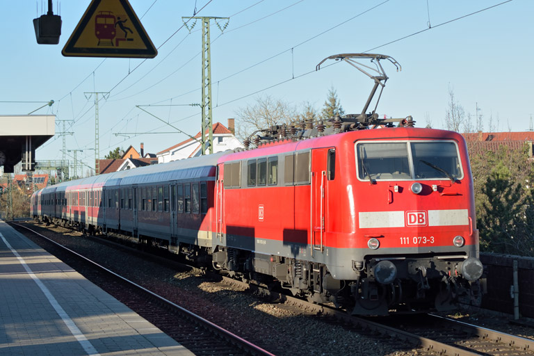 111 073 mit RE 19036 bei km 16,8 (Dezember 2016)