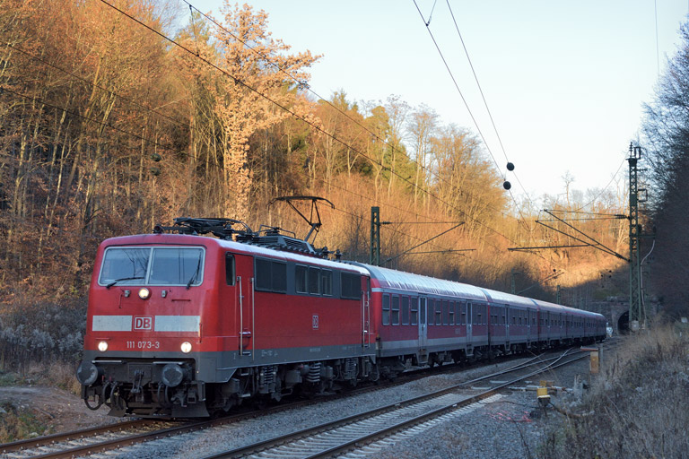 111 073 mit RE 19039 bei km 18,0 (Dezember 2016)