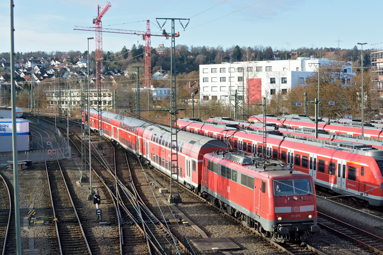 111 075 mit RE 19032 bei km 16,0 (Dezember 2016)