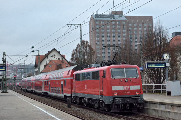 111 075 mit RE 19037 bei km 15,6 (Dezember 2016)