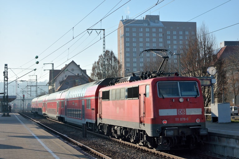 111 079 mit RE 19037 bei km 15,6 (Dezember 2016)