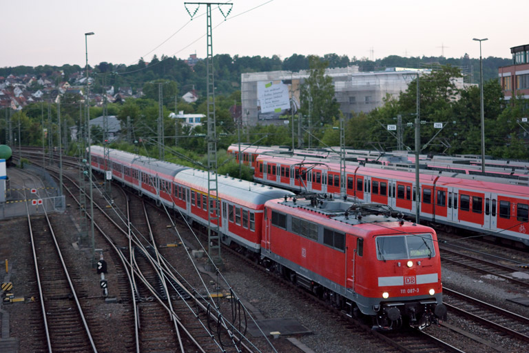 111 087 mit RE 19076 bei km 16,0 (Juni 2016)
