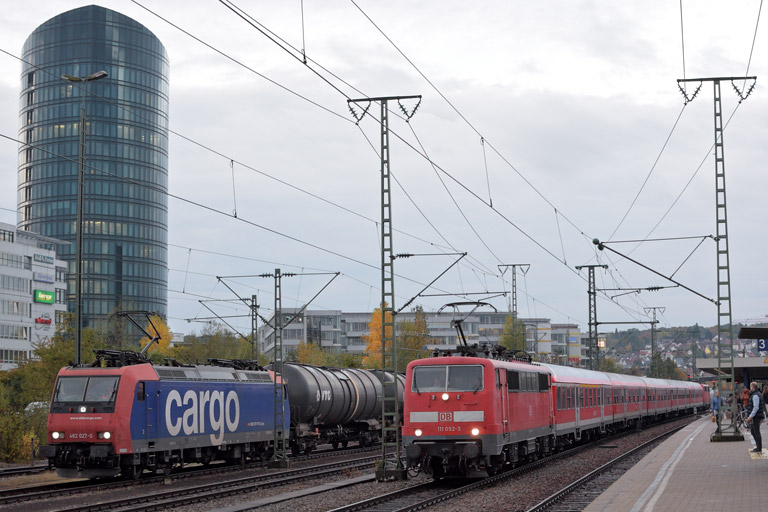 111 092 mit RE 19030 und 482 027 bei km 15,6 (Oktober 2016)