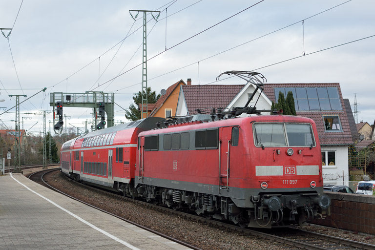 111 097 mit RE 19034 bei km 16,8 (Dezember 2016)