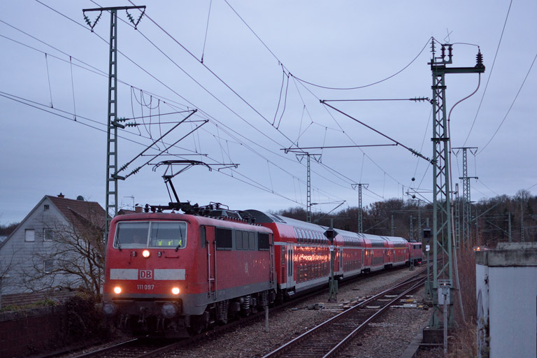 111 097 mit RE 19038 bei km 16,8 (Dezember 2016)