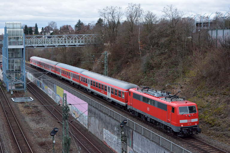 111 110 mit RB 19377 bei km 14,0 (Februar 2016)