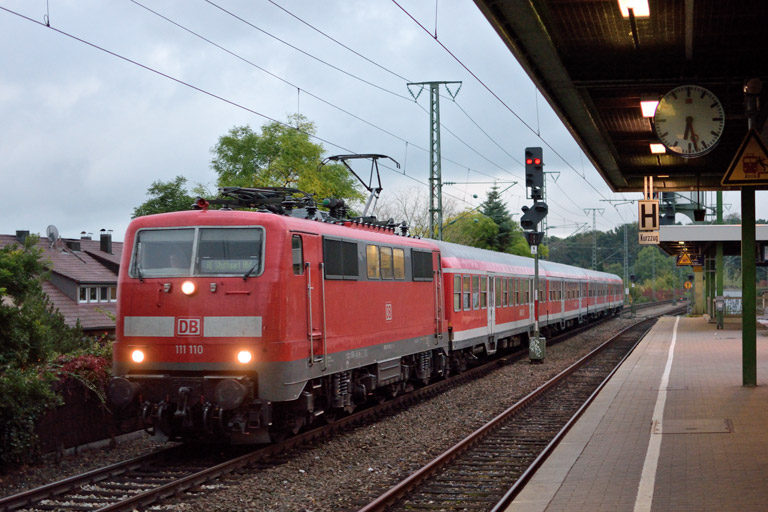 111 110 mit RE 19040 bei km 16,8 (Oktober 2016)