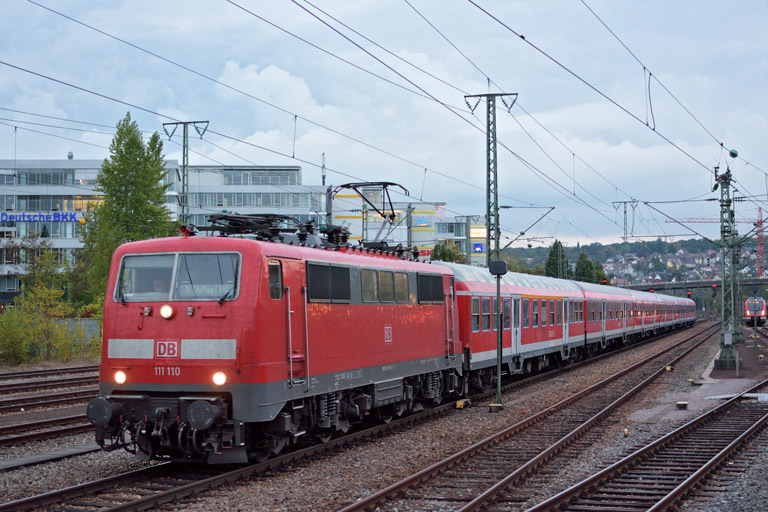 111 110 mit RE 19040 bei km 15,8 (Oktober 2016)