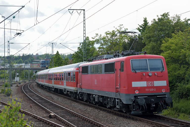 111 120 mit RB 19377 bei km 14,0 (Mai 2016)