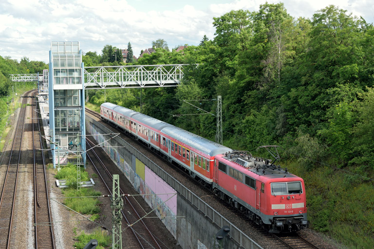 111 131 mit RB 19377 bei km 14,0 (Juni 2016)