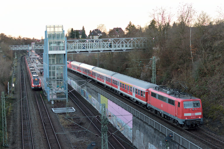 111 131 mit RB 19377 bei km 14,0 (Januar 2016)
